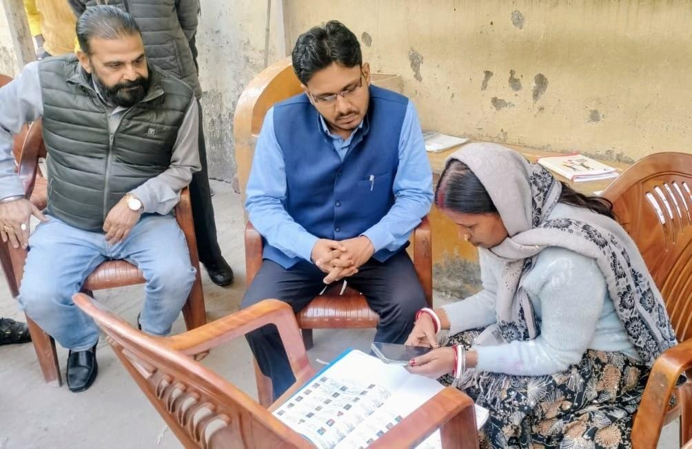 धनबादः एसडीओ ने कम मैपिंग वाले मतदान केंद्रों का किया निरीक्षण