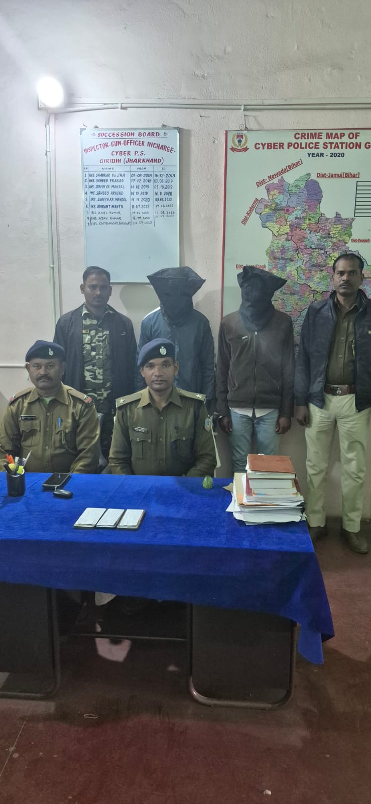 गिरिडीहः बेंगाबाद से दो शातिर साइबर ठग गिरफ्तार, 3 मोबाइल व 5 सिम कार्ड बरामद