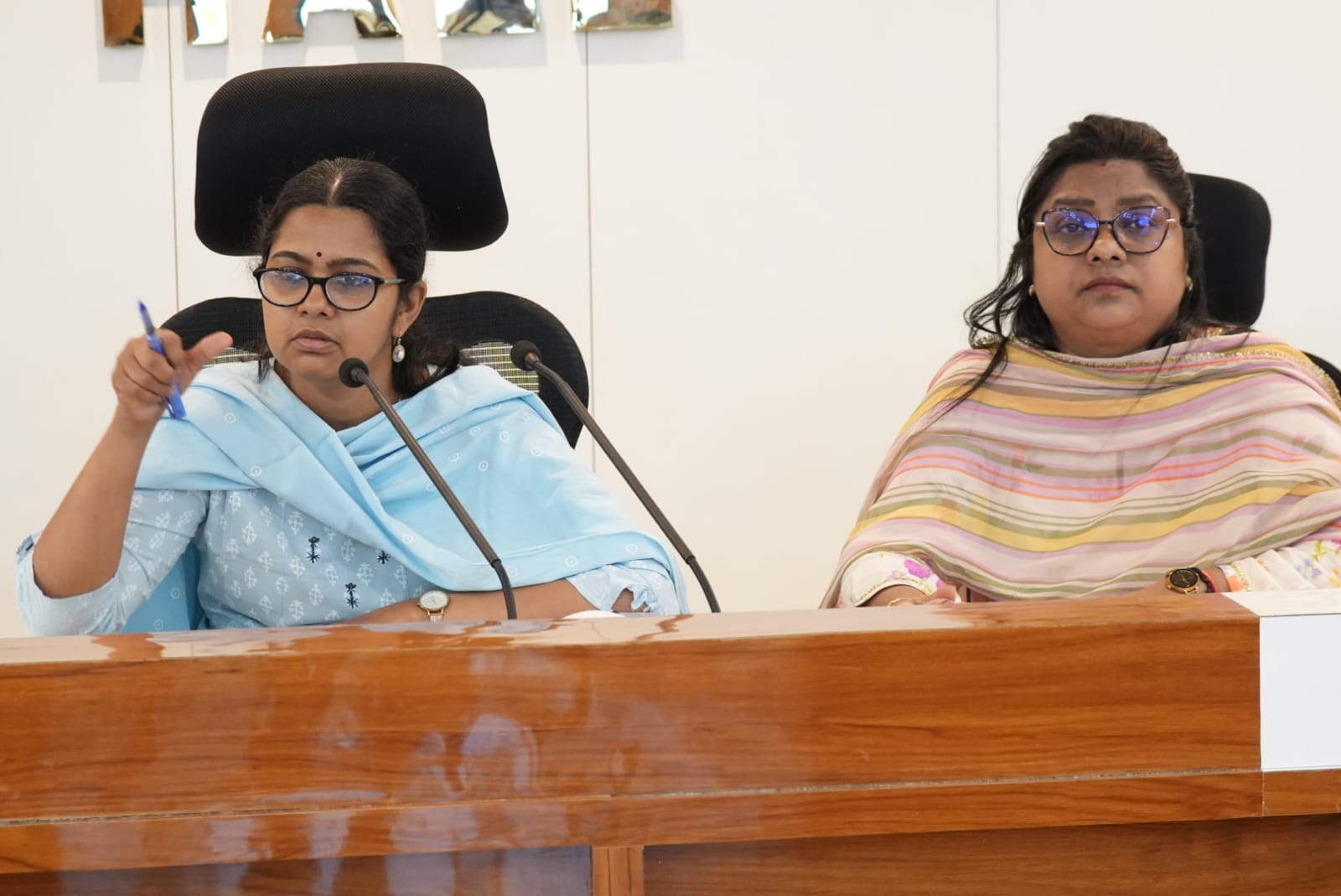 पलामूः सभी योग्य लभुकों को योजनाओं का लाभ दें- डीसी