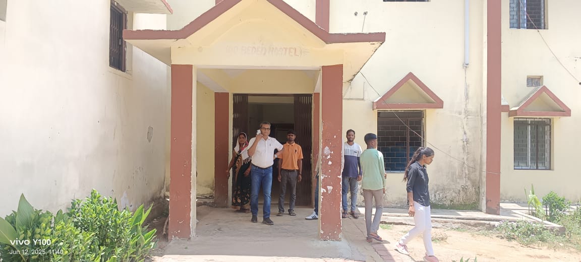 लातेहारः परियोजना निदेशक ने एसटी आवासीय विद्यालय का किया निरीक्षण