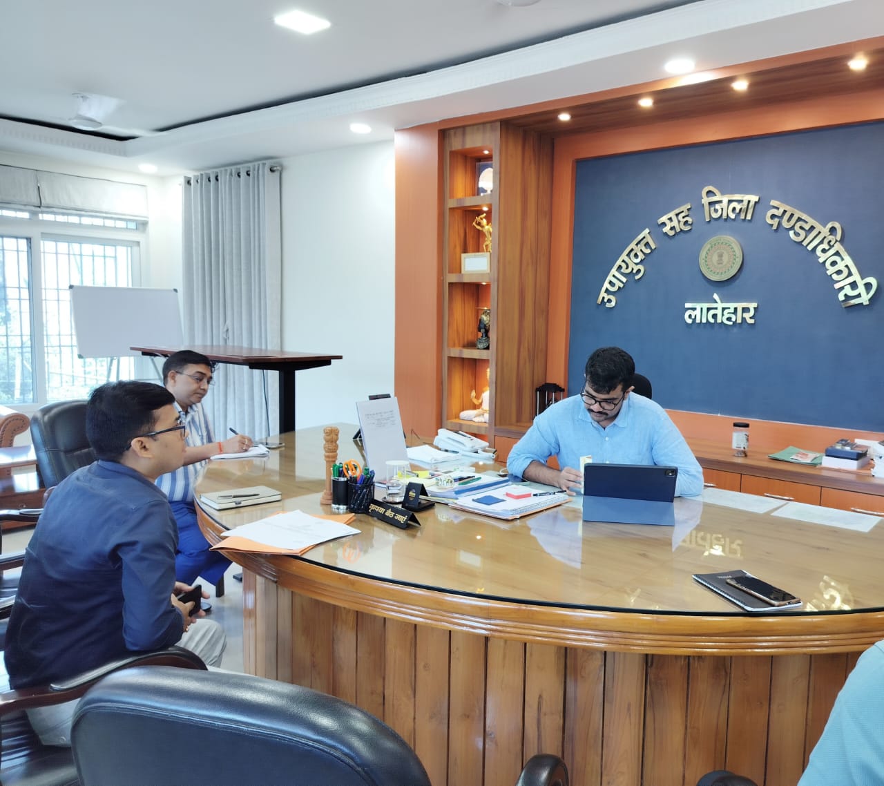 लातेहारः डीसी ने की भवन निर्माण विभाग की समीक्षा, योजनाओं को समय पर पूरा करने का निर्देश