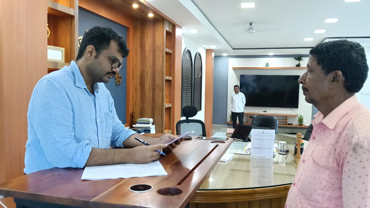 लातेहारः डीसी ने सुनीं लोगों की समस्याएं, जन शिकायत निवारण में आए 18 आवेदन