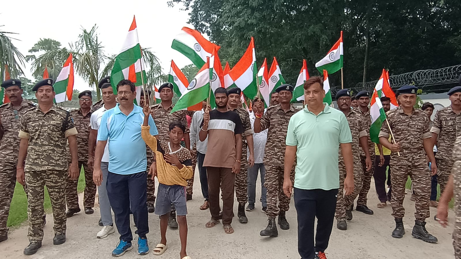 जमशेदपुरः CRPF ग्रुप केन्द्र ने जादूगोड़ा में निकाली तिरंगा यात्रा