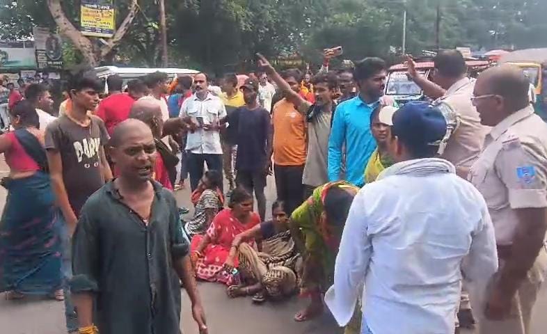 धनबादः लोदना हादसे के बाद उग्र प्रदर्शन, शवों को रख धरना पर बैठे लोग, झरिया-सिंदरी मार्ग जाम