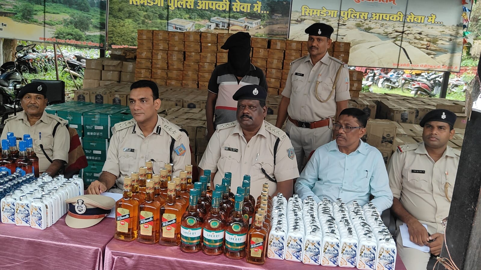 सिमडेगाः पुलिस ने कंटेनर वाहन से एक करोड़ की अवैध शराब जब्त की