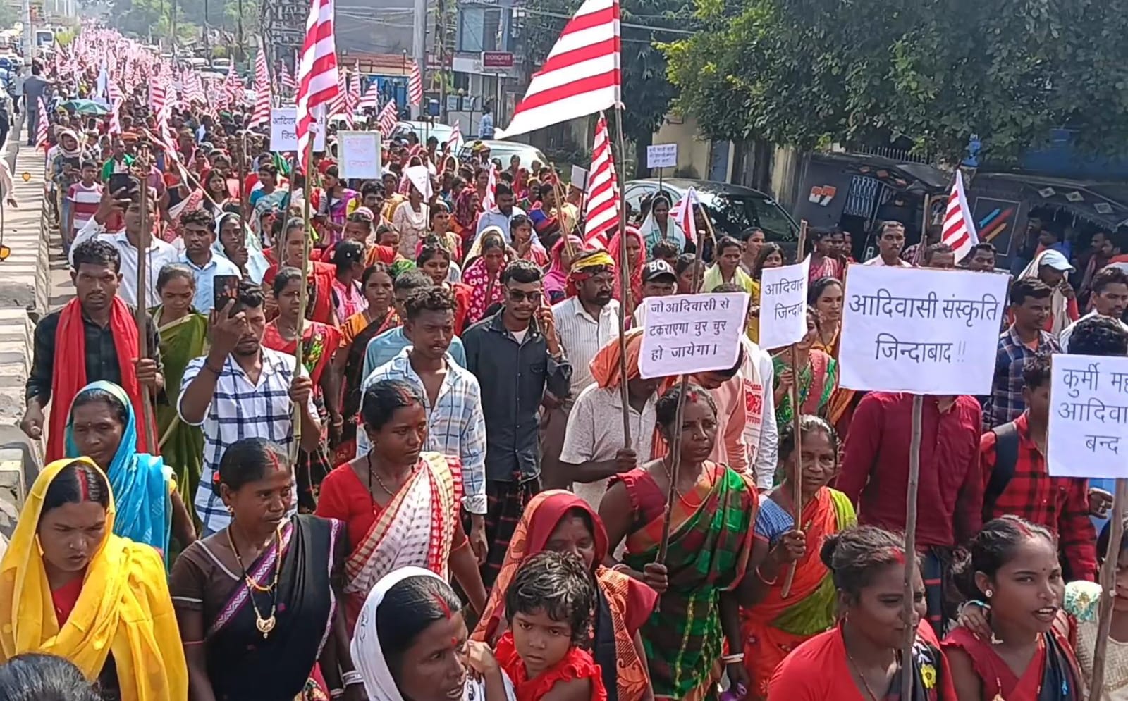 धनबादः कुर्मी की एसटी मांग के विरोध में आदिवासियों ने निकाली रैली, हजारों लोग हुए शामिल