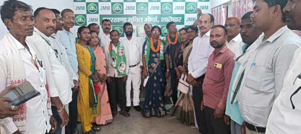 लातेहारः भाजपा व कांग्रेस के कई कार्यकर्ता झामुमो में शामिल