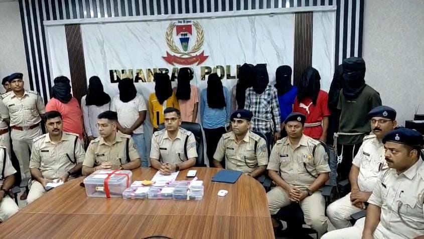 धनबादः प्रिंस खान गिरोह के 12 अपराधी गिरफ्तार, हथियार व बम बरामद