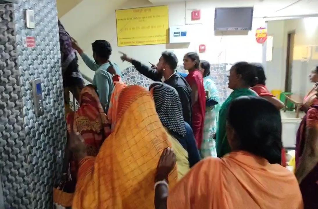 धनबादः अस्पताल में महिला की मौत, परिजनों ने किया हंगामा, तोड़फोड़