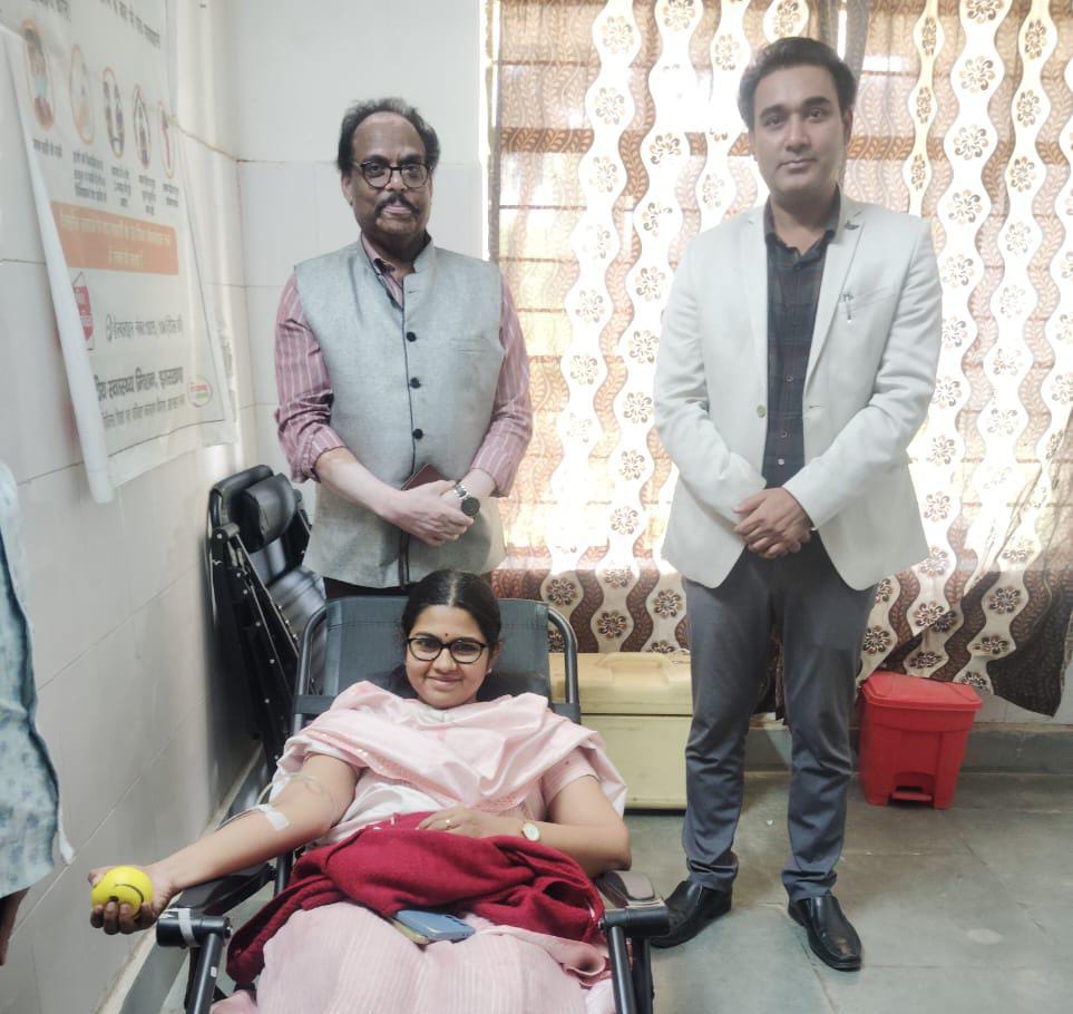 पलामूः चैनपुर सीएचसी में लगे शिविर में डीसी ने किया रक्तदान