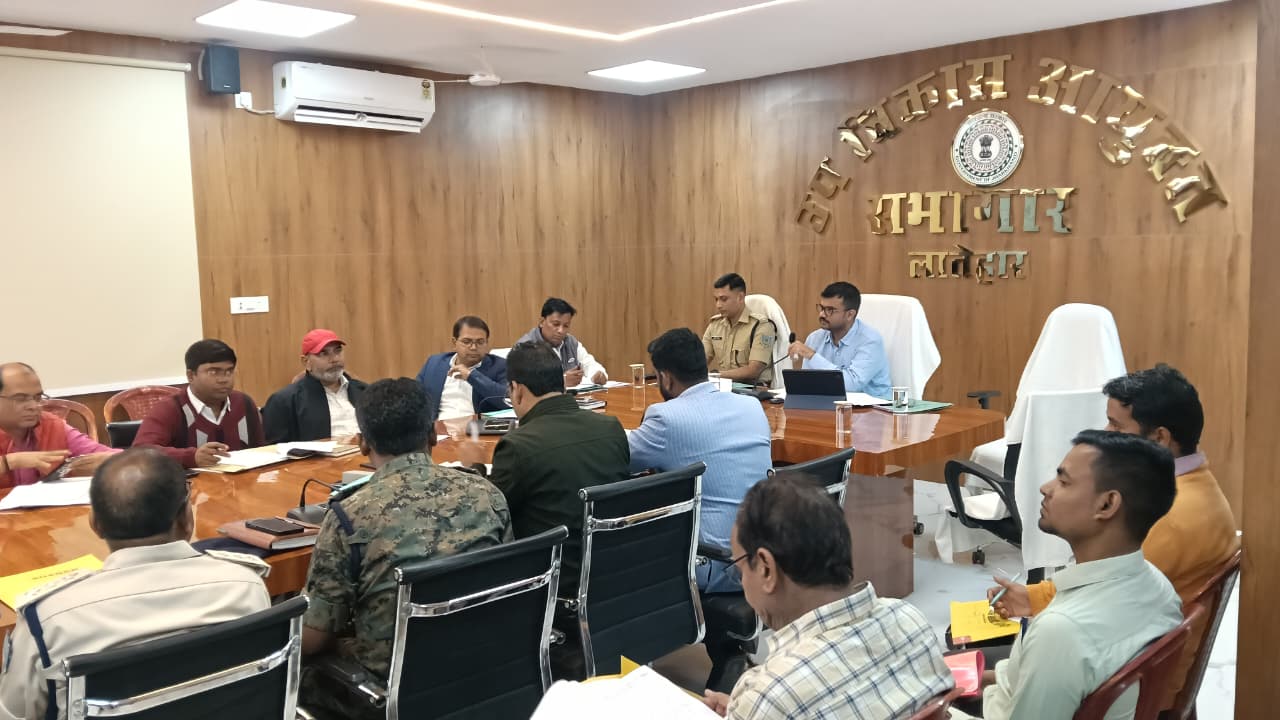 लातेहारः सड़क सुरक्षा समिति की बैठक, ट्रैफिक नियमों का पालन नहीं करने वालों पर सख्ती का निर्देश