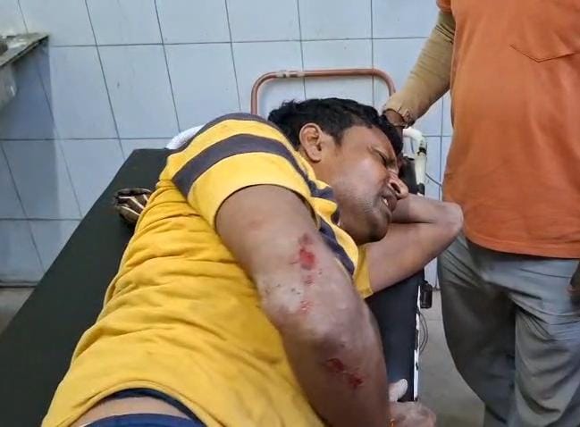 धनबादः सेफ्टी इंतजामों के अभाव में दूसरी मंजिल से गिरा मजदूर, हालत नाजुक