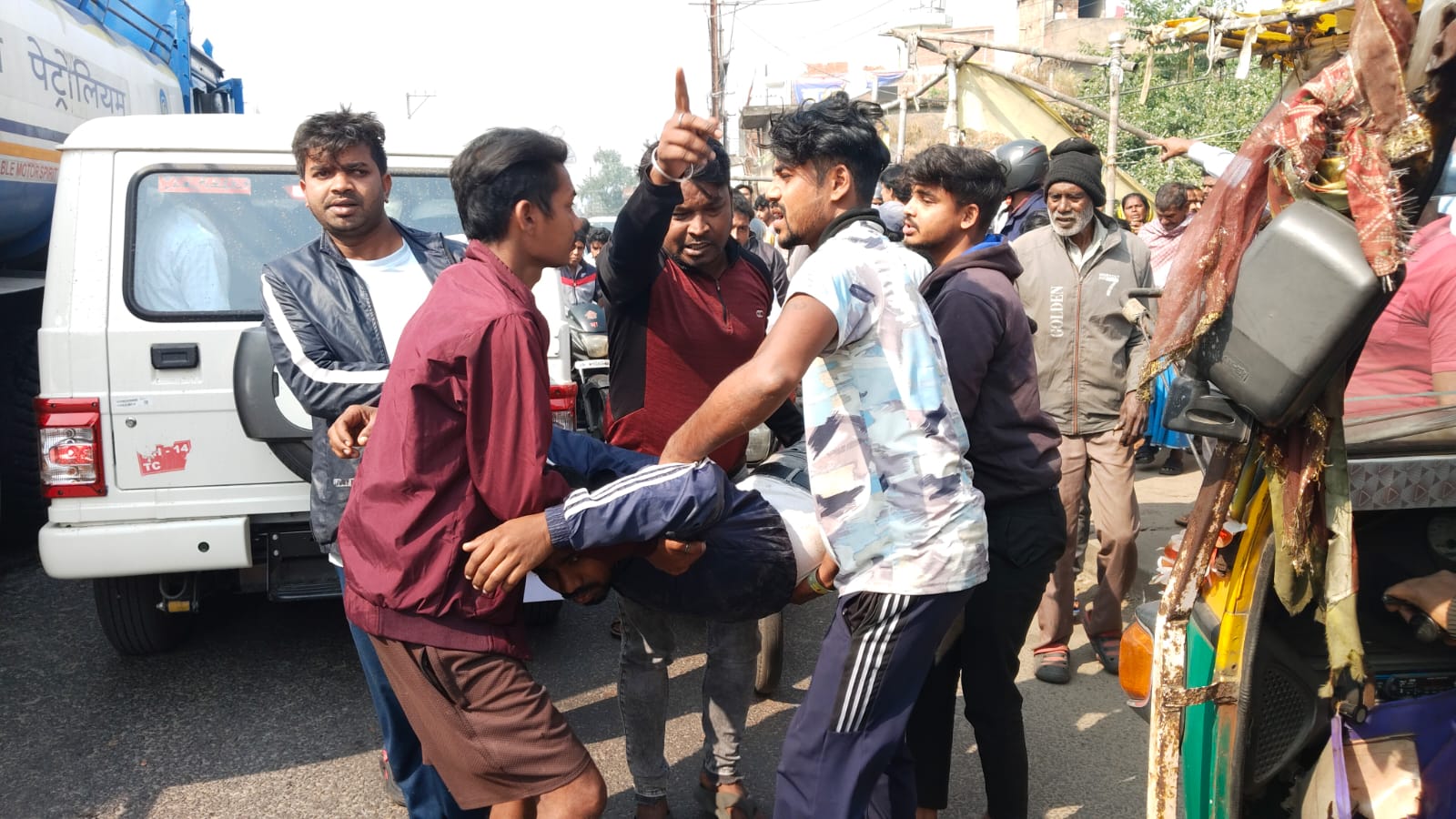 रामगढ़ः सड़क दुर्घटना में बाइक सवार युवक घायल