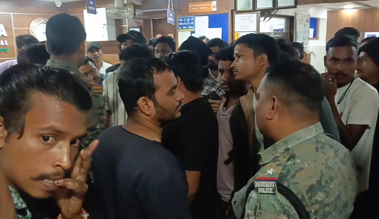 धनबादः 3 लाख खर्च के बाद भी नहीं सुधरी मरीज की हालत, परिजनों का अस्पताल में बवाल