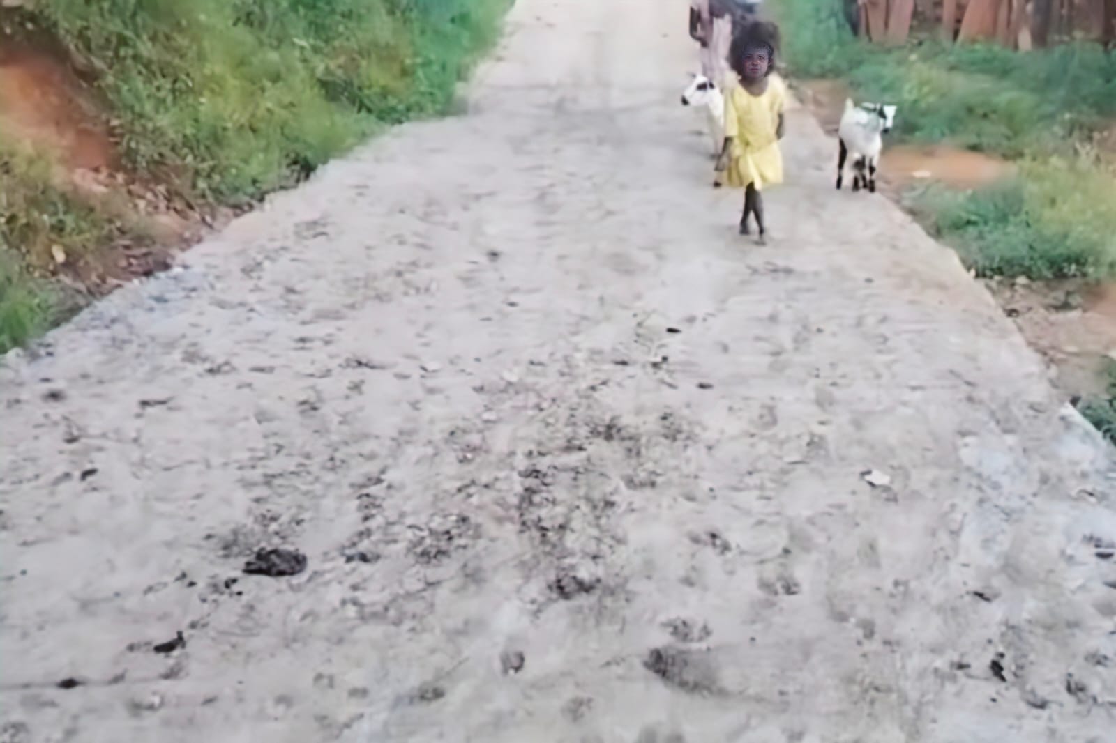 गोइलकेराः घटिया सड़क निर्माण से ग्रामीणों में आक्रोश, काम रोकने की तैयारी