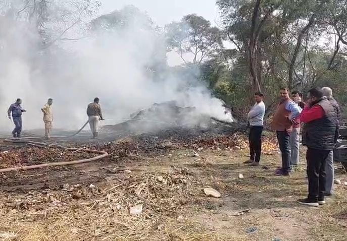 धनबादः फलमंडी के पास कचरे के ढेर में लगी आग, दमकल टीम की तत्परता से बड़ा हादसा टला