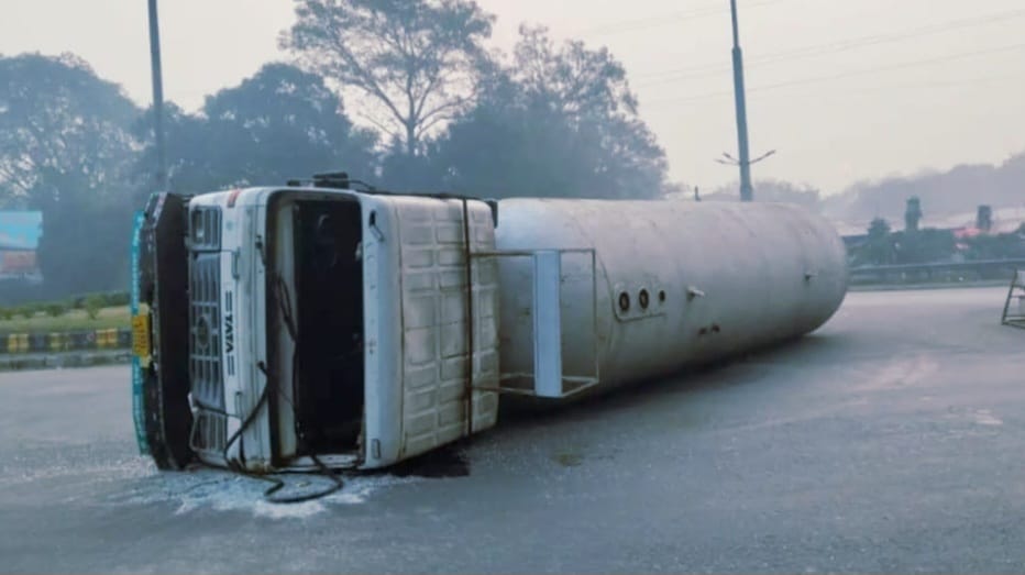 जमशेदपुरः साकची कोर्ट मोड़ के पाल खाली टैंकर पलटा, मची अफरातफरी