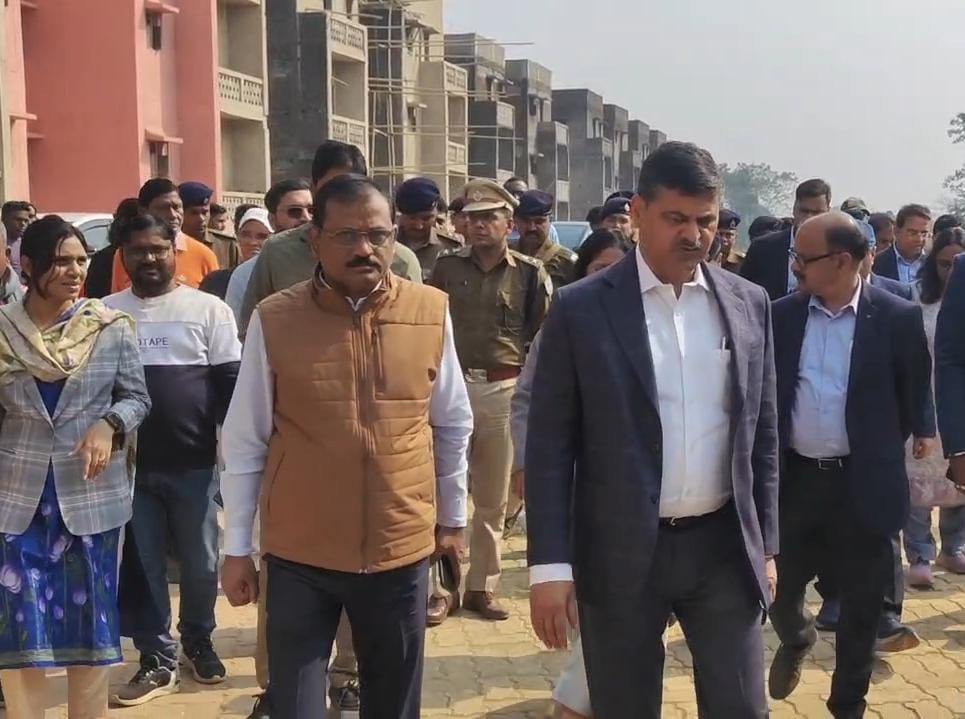 धनबादः मुख्य सचिव ने बैलगड़िया टाउनशिप का किया निरीक्षण, जानीं लोगों की समस्याएं