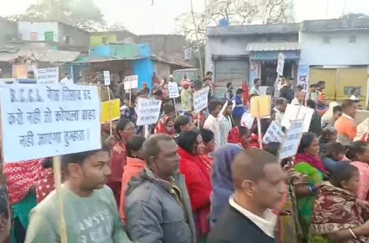 धनबादः केंदुआडीह गैस रिसाव के खिलाफ सड़क पर उतरे लोग