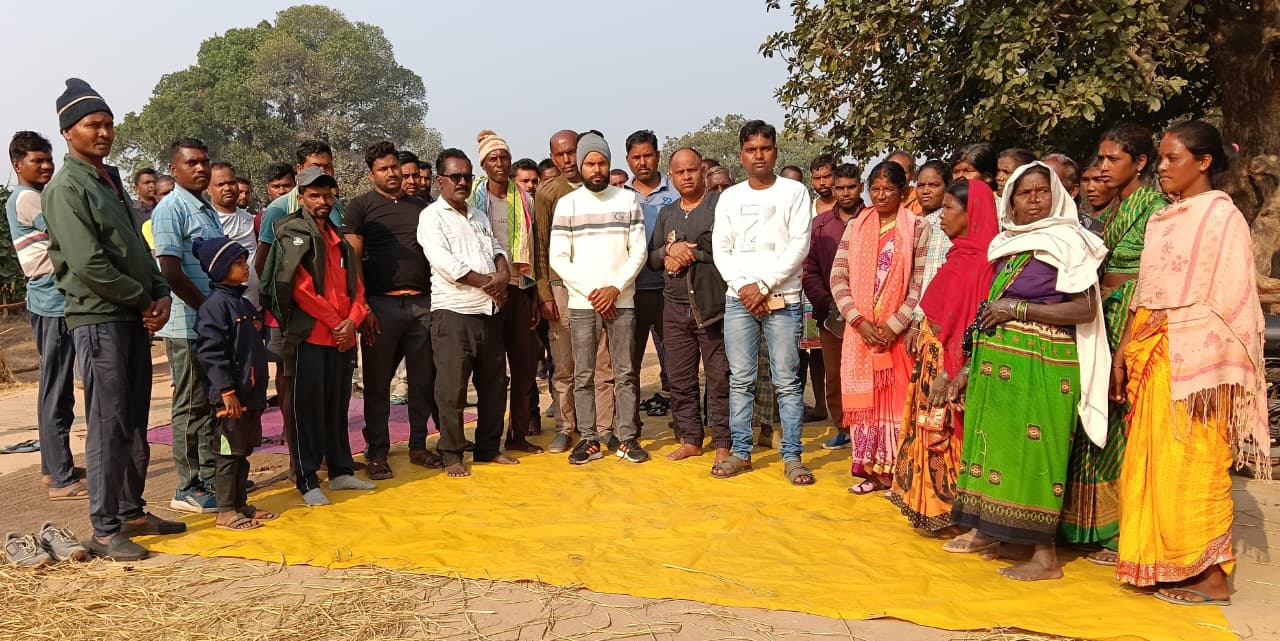 लातेहारः NTPC माइनिंग के खिलाफ एकजुट हुए ग्रामीण, दूसरे दिन भी की आमसभा