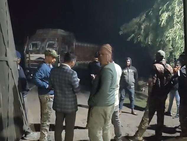 धनबादः चिरकुंडा में अवैध बालू कारोबार का भंडाफोड़, दो ट्रक व जेसीबी जब्त