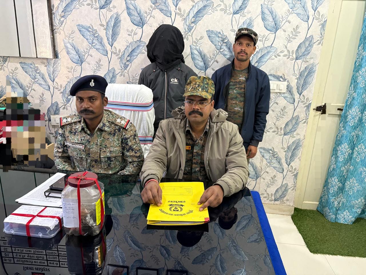 लातेहारः आधा किलो अफीम के साथ युवक गिरफ्तार, साथी फरार