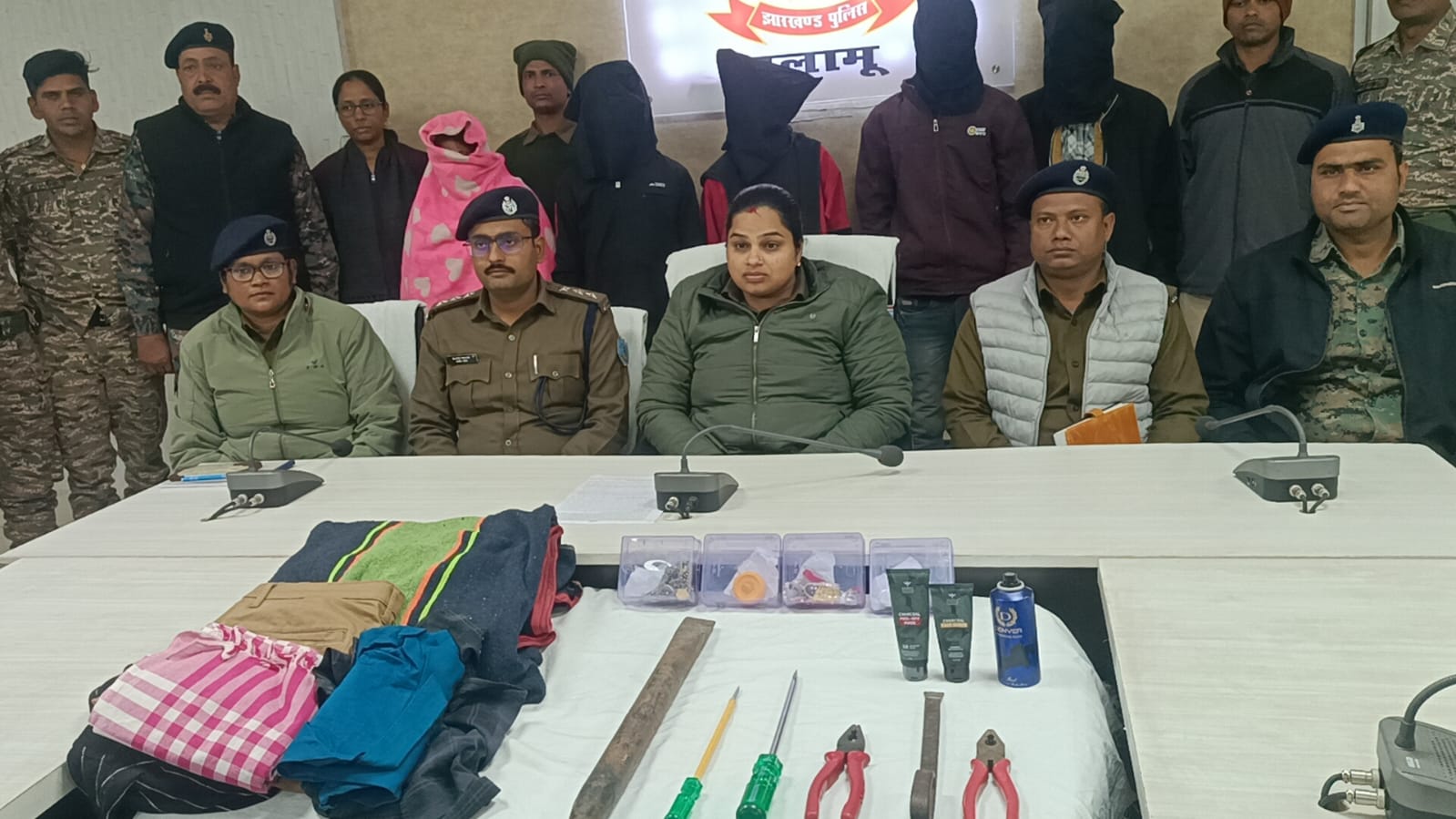 पलामूः चोरी की घटनाओं में शामिल एक महिला समेत पांच गिरफ्तार