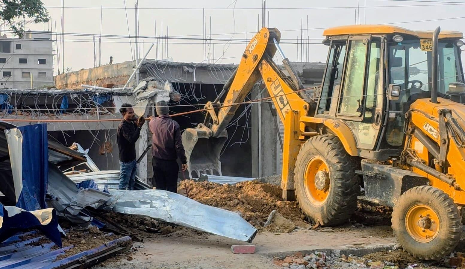 धनबादः बिनोद बिहारी महतो चौक अतिक्रमण मुक्त, अवैध दुकानें व निर्माण ध्वस्त