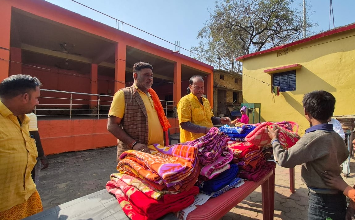 रामगढ़ः मां छिन्नमस्तिका मंदिर न्यास समिति ने जरूरतमंदों के बीच बांटे कंबल