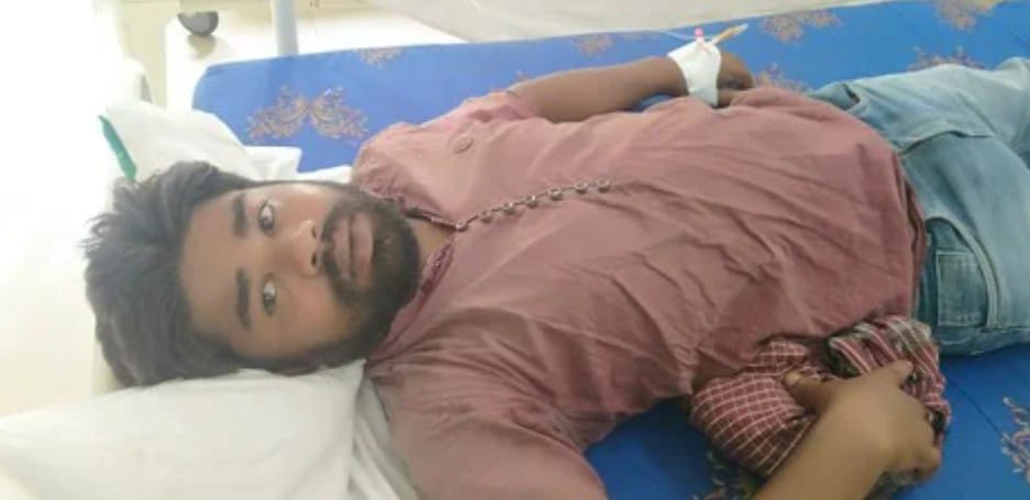चाईबासाः घर में सो रहे युवक को सांप ने काटा, अस्पताल में भर्ती