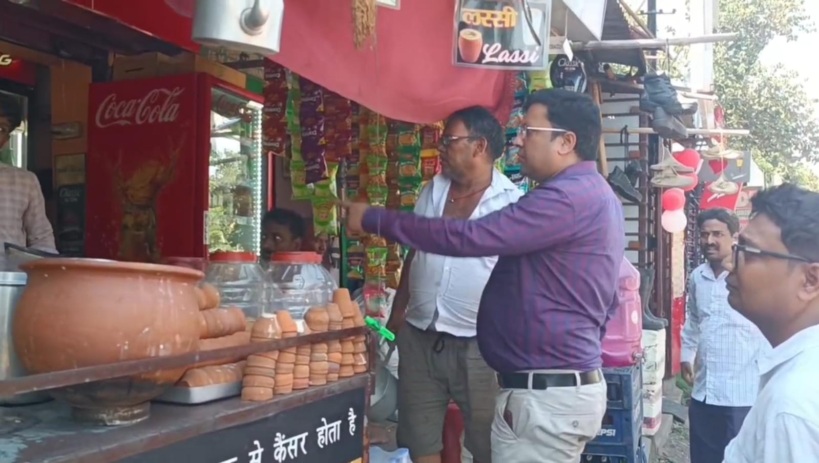 धनबादः आईएसएम के पास दुकानों में फूड सेफ्टी टीम का छापा, प्रतिबंधित सामग्री जब्त