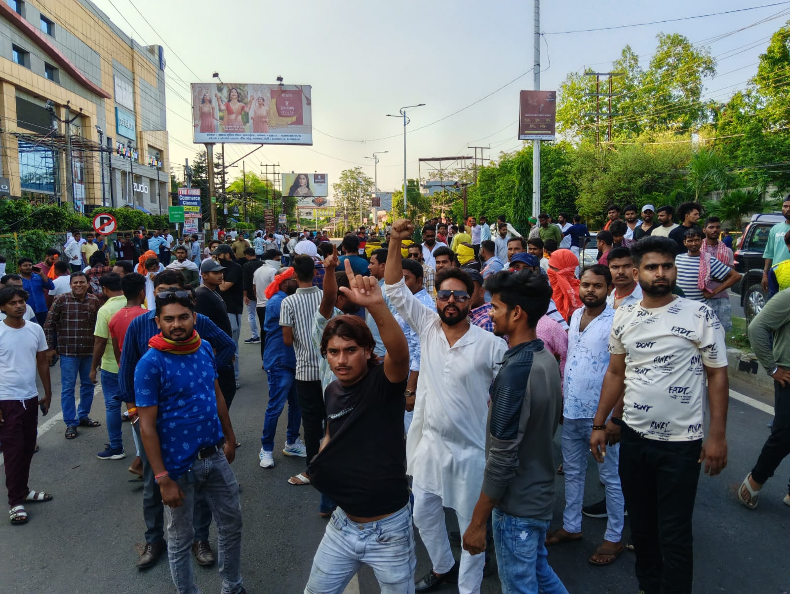 धनबाद : प्रभातम मॉल के पास बवाल, ढुल्लू महतो व कांग्रेसी रणविजय के समर्थक भिड़े