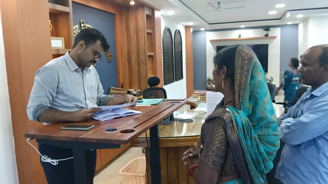 लातेहारः जन शिकायत निवारण में डीसी ने सुनीं ग्रामीणों की समस्याएं