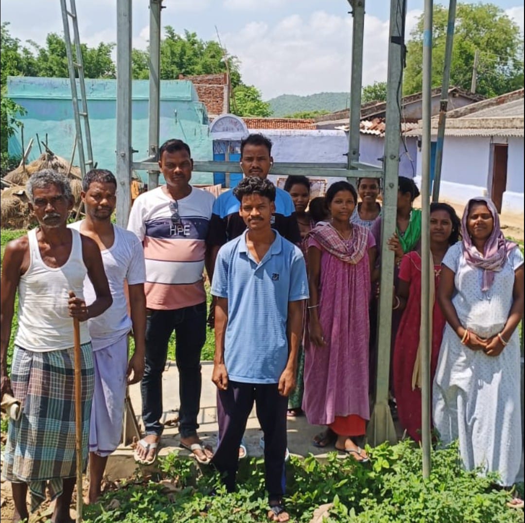 चाईबासाः हाथिबारी में 6 माह से जलमीनार खराब, लोग चुआं का पानी पीने को मजबूर