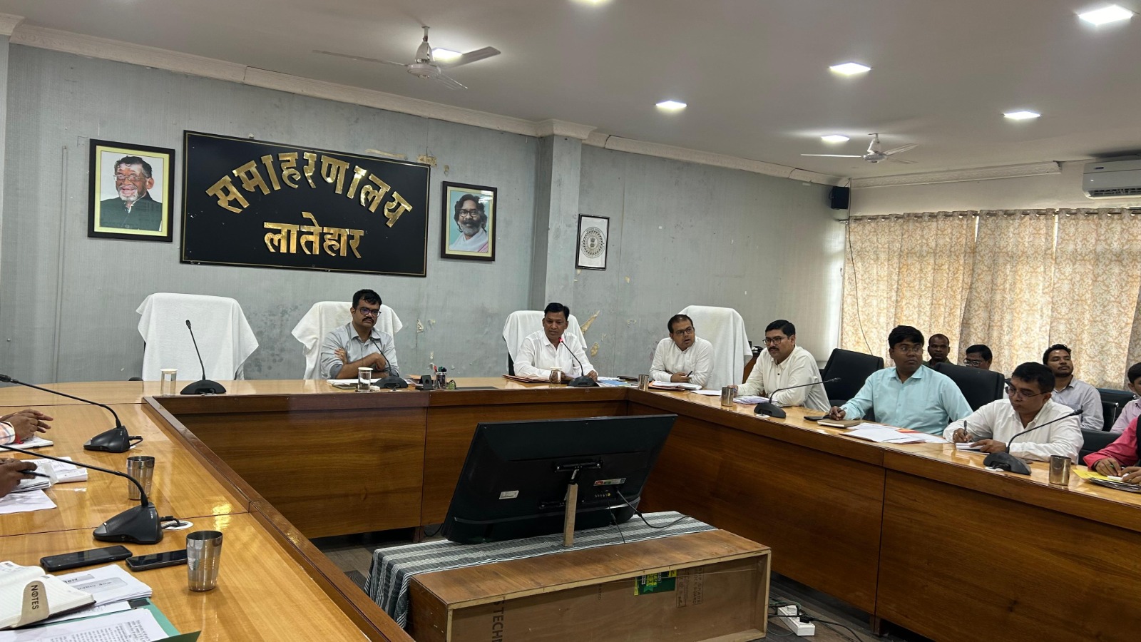 दाखिल-खारिज व भूमि सीमांकन के काम समय पर पूरा करें: लातेहार डीसी