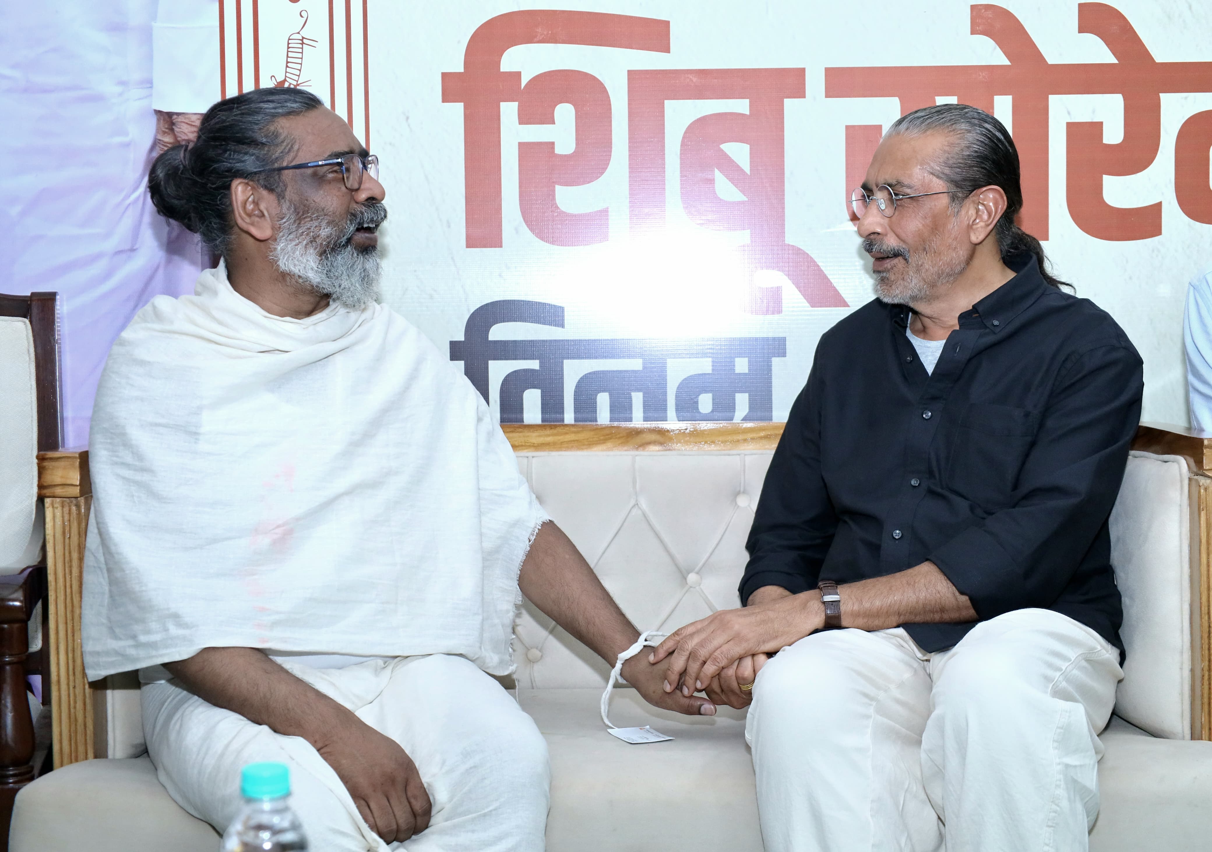 रामगढ़ः फिल्म निर्माता प्रकाश झा नेमरा पहुंचे, दिशोम गुरु को दी श्रद्धांजलि