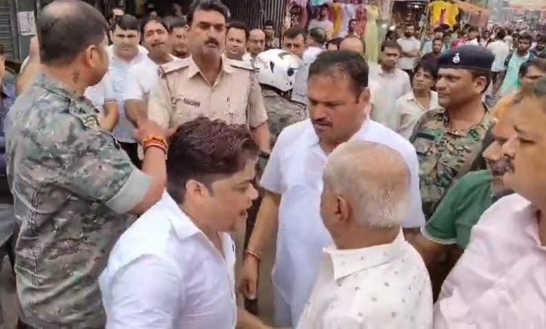 धनबादः उद्घाटन से पहले पुराना बाजार ट्रैफिक पुलिस चौकी को लेकर विवाद, चैंबर के दो गुट भिड़े