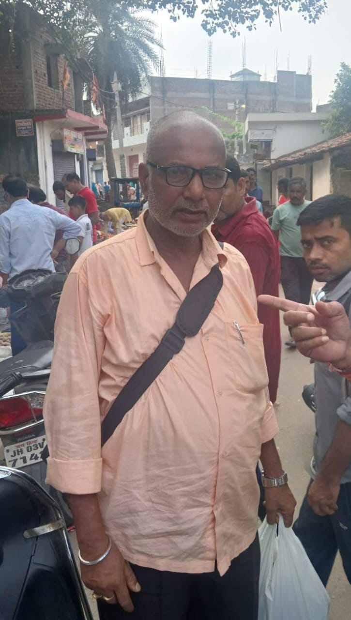 पलामूः महिला के गहने लूटने की कोशिश करने वाले को पकड़ कर पुलिस को सौंपा