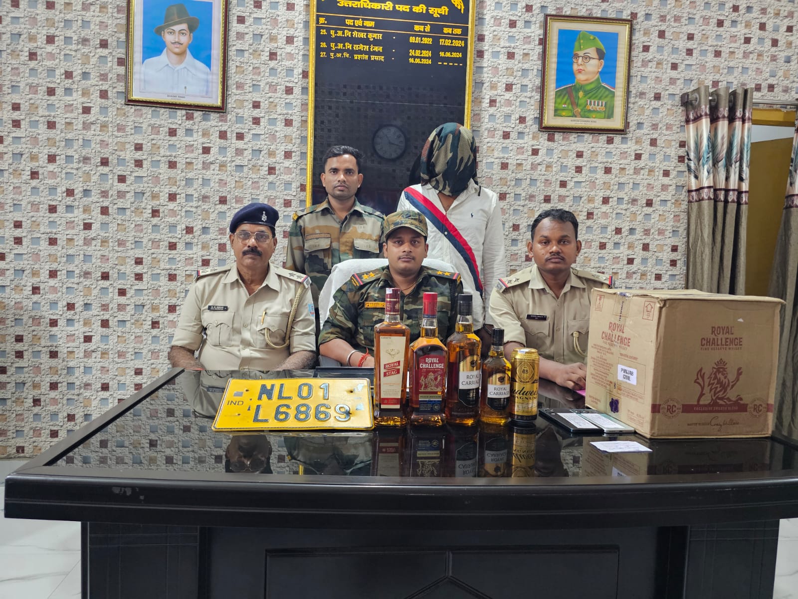 पलामूः पुलिस ने ट्रेलर पर लोड 450 पेटी अवैध अंग्रेजी शराब जब्त की