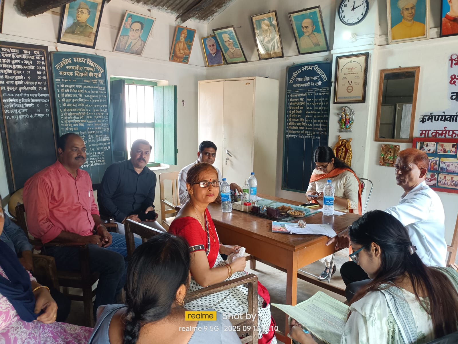 पलामूः डीसी ने शत-प्रतिशत उपस्थिति वाले बच्चों के अभिभावकों को किया सम्मानित