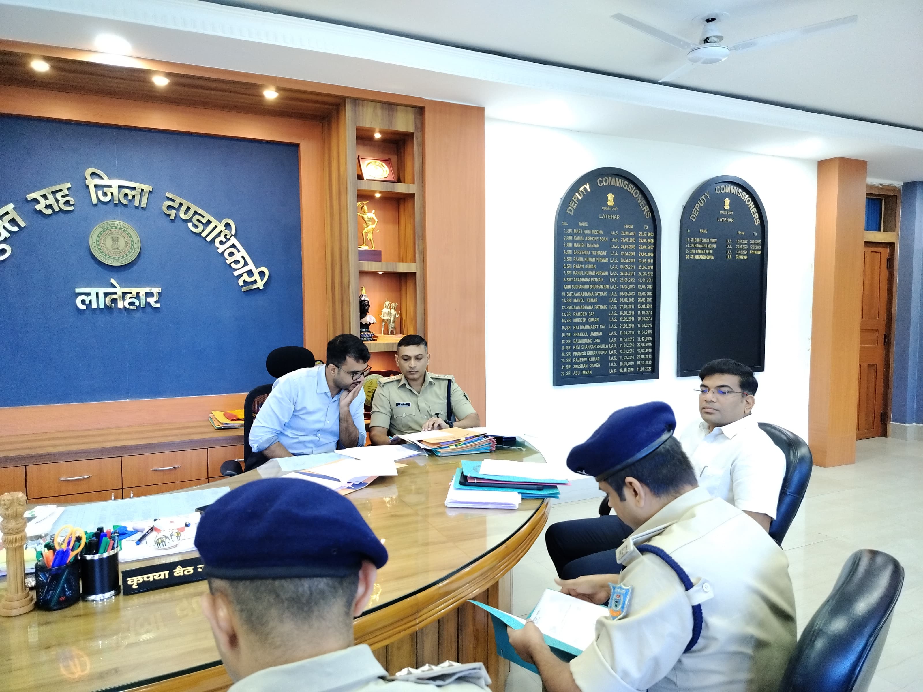 लातेहारः  डीसी-एसपी ने आत्मसमर्पण करने वाले 9 नक्सलियों को पुनर्वास पैकेज देने की अनुशंसा