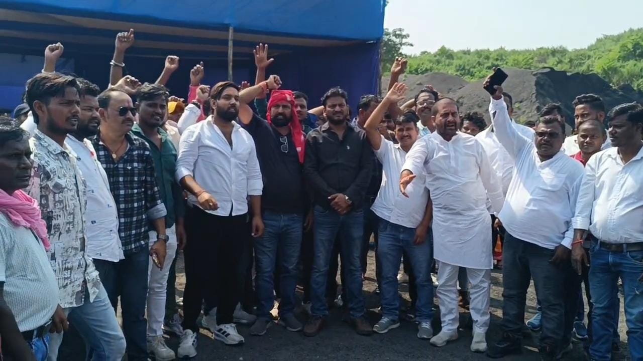 धनबादः रोजगार की मांग को लेकर जमसं (बच्चा गुट) का प्रदर्शन