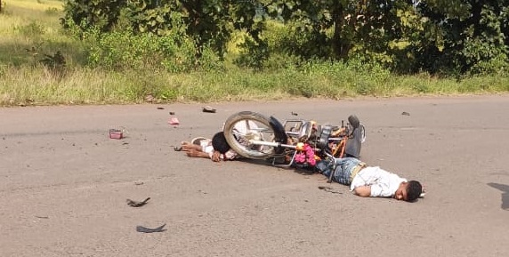 चाईबासाः  जगन्नाथपुर में दूध वाहन की चपेट में आ बाइक सवार की मौत, साथी घायल