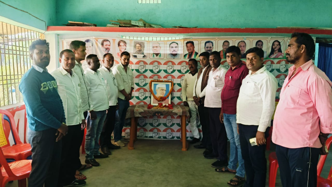 लातेहारः कांग्रेसियों ने जयंती पर पंडित नेहरू को किया नमन