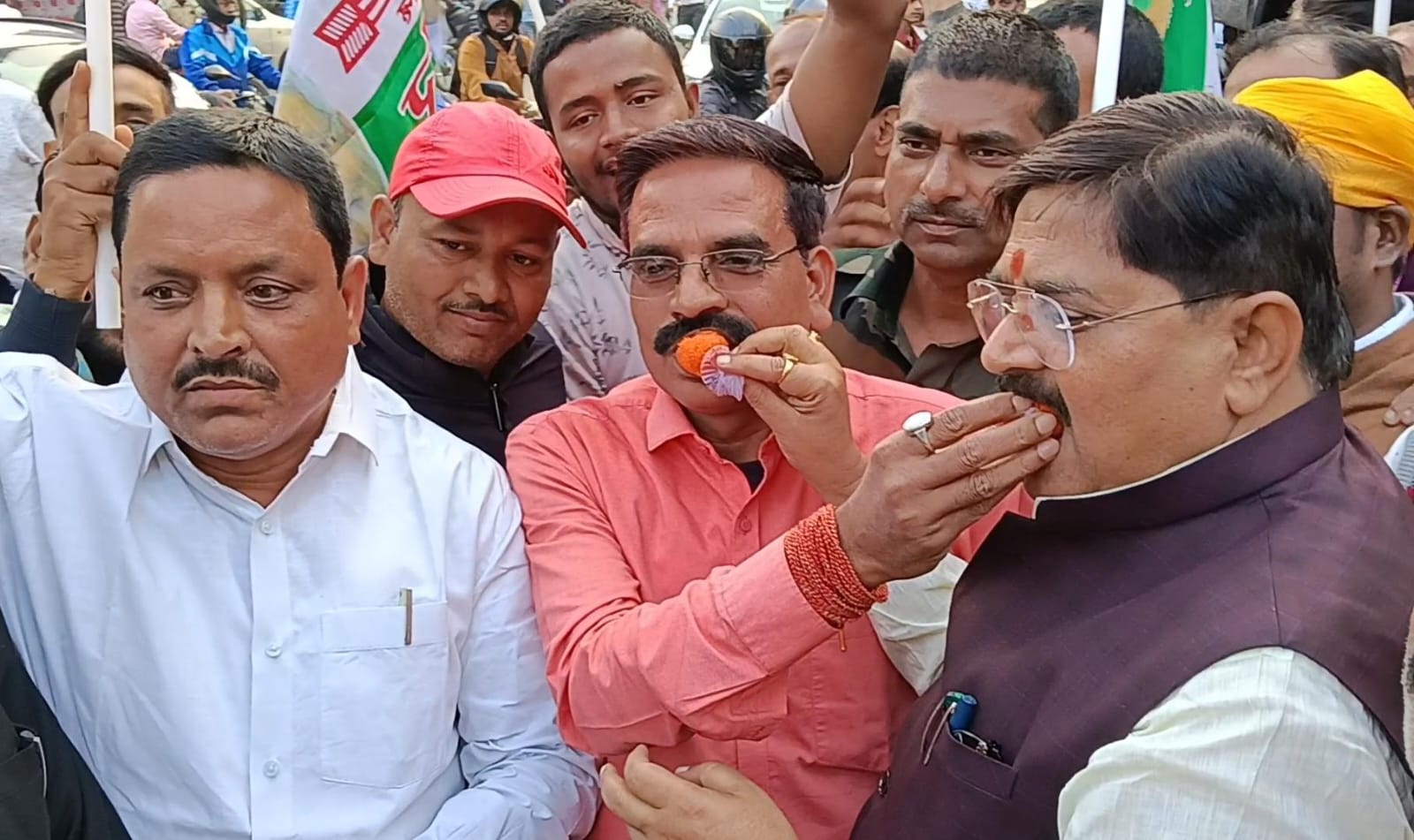 बिहार में NDA की जीत पर धनबाद में जश्न, जमकर हुई आतिशबाजी, बंटी मिठाइयां