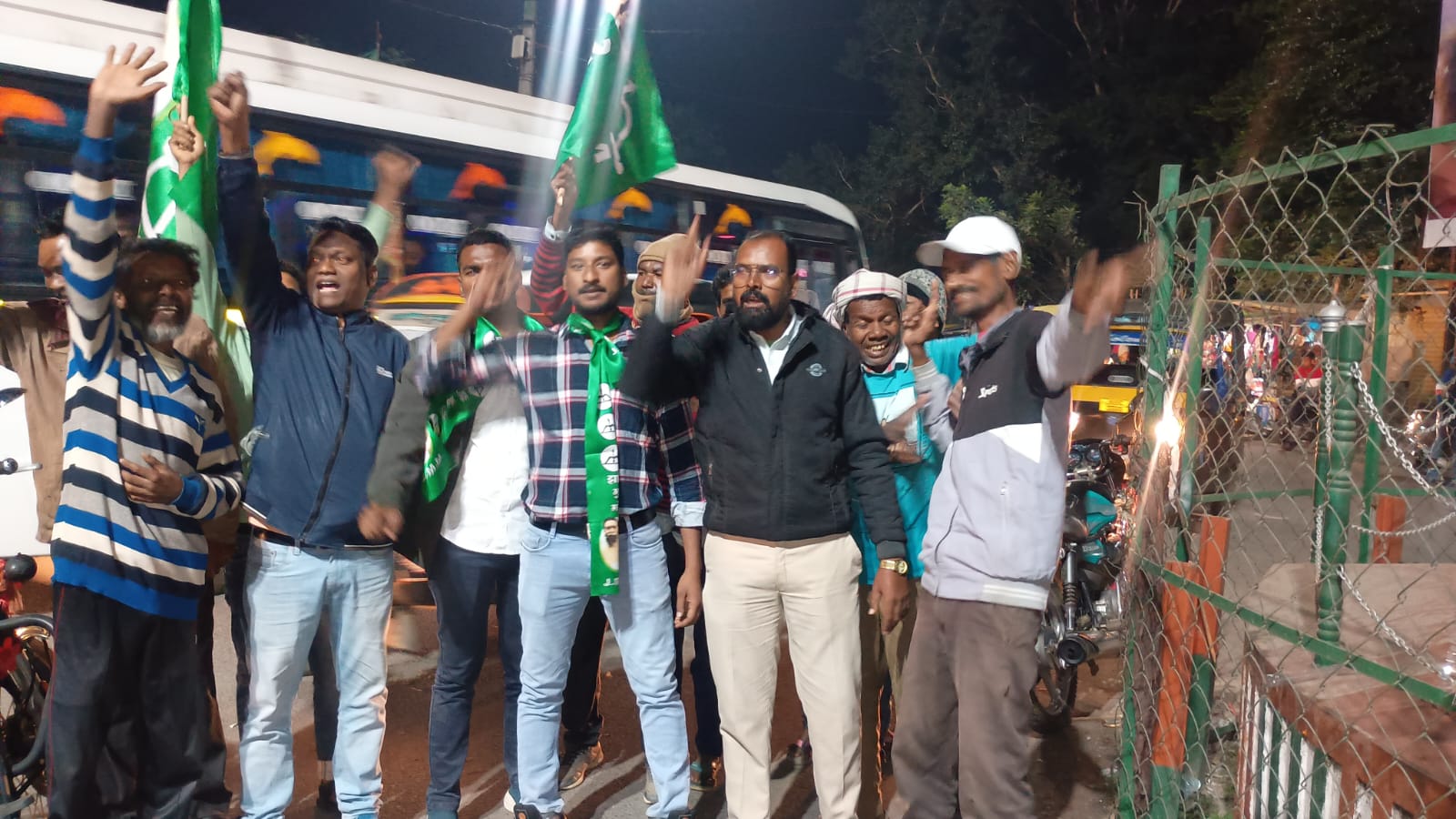 घाटशिला उपचुनावः सोमेश सोरेन की जीत पर झामुमो ने जादूगोड़ा में मनाया जश्न