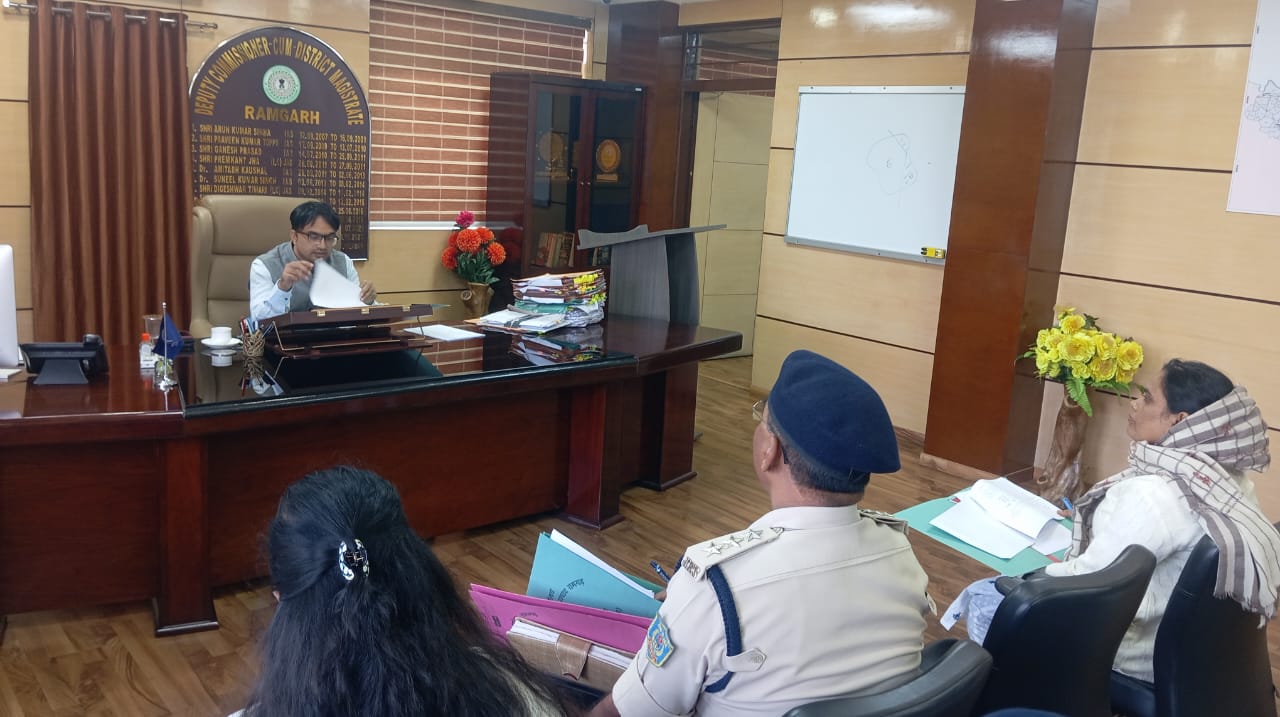 रामगढ़ः डीसी ने की उत्पाद विभाग के कार्यों की समीक्षा