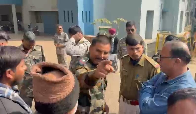 धनबादः कोलियरी में चोरियों के खिलाफ थाना में हंगामा, थानेदार पर धक्का-मुक्की का आरोप
