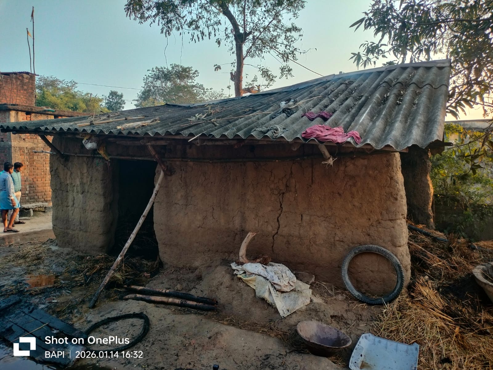 बहरागोड़ा: पटाखे की चिंगारी से गोशाला में लगी आग, सारा सामान जलकर राख