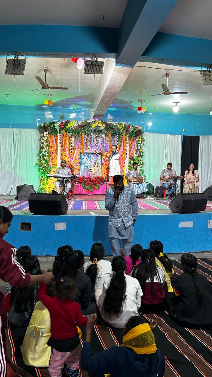 रामगढ़ः बीएफसीएल की टीम ने बच्चों व वृद्धाश्रम में बुजुर्गों संग मनाई मकर संक्रांति